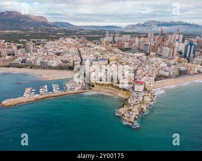 Luftdrohne aus Sicht der Stadt Benidorm. Berühmtes Reiseziel in der Provinz Alicante, Spanien. Wolkenkratzer, Berge im Hintergrund, Mediterranea Stockfoto