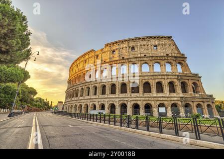 Die Skyline der Stadt Rom bei Sonnenuntergang im Rom Kolosseum (Roma Coliseum), Rom, Italien, Europa Stockfoto