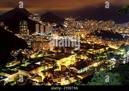 Nacht Blick von oben in der Nachbarschaft Botafogo in Rio de Janeiro mit den Lichtern der Stadt, die Hügel und die Slums beleuchtet in einer Sommernacht Stockfoto