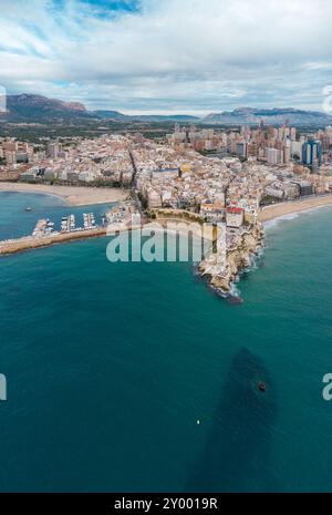 Luftdrohne aus Sicht der Stadt Benidorm. Berühmtes Reiseziel in der Provinz Alicante, Spanien. Wolkenkratzer, Berge im Hintergrund, Mediterranea Stockfoto