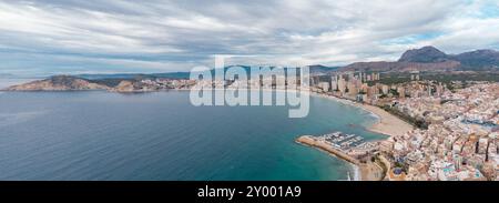 Luftdrohne aus Sicht der Stadt Benidorm. Berühmtes Reiseziel in der Provinz Alicante, Spanien. Wolkenkratzer, Berge im Hintergrund, Mediterranea Stockfoto