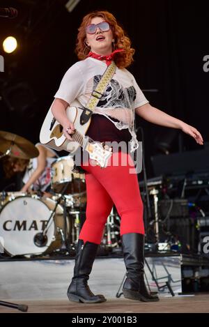 Salisbury, Wiltshire, Großbritannien. 30. August 2024. CMAT am Ende des Road Festivals, frisch von der Kontroverse bei den BRIT Awards Credit: Graham Tarrant/Alamy Live News Stockfoto