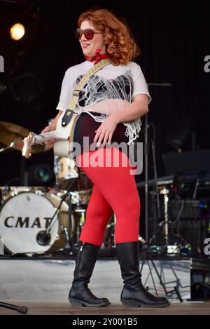 Salisbury, Wiltshire, Großbritannien. 30. August 2024. CMAT am Ende des Road Festivals, frisch von der Kontroverse bei den BRIT Awards Credit: Graham Tarrant/Alamy Live News Stockfoto