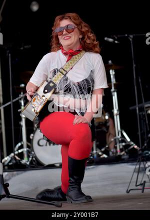 Salisbury, Wiltshire, Großbritannien. 30. August 2024. CMAT am Ende des Road Festivals, frisch von der Kontroverse bei den BRIT Awards Credit: Graham Tarrant/Alamy Live News Stockfoto