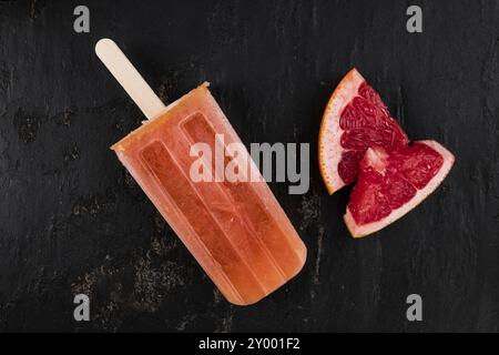 Einige frisch zubereitete Grapefruit-Eis (mit einigen frischen Früchten, selektiver Fokus) Stockfoto