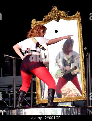 Salisbury, Wiltshire, Großbritannien. 30. August 2024. CMAT am Ende des Road Festivals, frisch von der Kontroverse bei den BRIT Awards Credit: Graham Tarrant/Alamy Live News Stockfoto