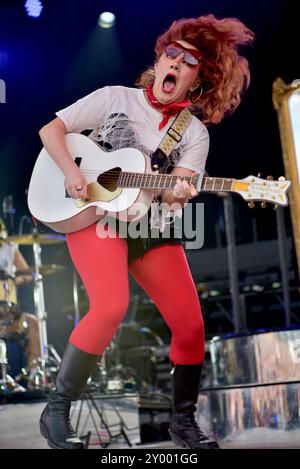 Salisbury, Wiltshire, Großbritannien. 30. August 2024. CMAT am Ende des Road Festivals, frisch von der Kontroverse bei den BRIT Awards Credit: Graham Tarrant/Alamy Live News Stockfoto