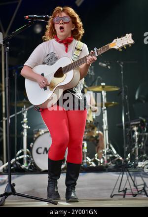 Salisbury, Wiltshire, Großbritannien. 30. August 2024. CMAT am Ende des Road Festivals, frisch von der Kontroverse bei den BRIT Awards Credit: Graham Tarrant/Alamy Live News Stockfoto