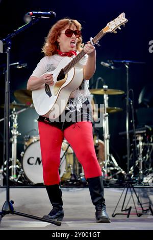 Salisbury, Wiltshire, Großbritannien. 30. August 2024. CMAT am Ende des Road Festivals, frisch von Kontroversen bei den BRIT Awards. Quelle: Graham Tarrant/Alamy Live News Stockfoto