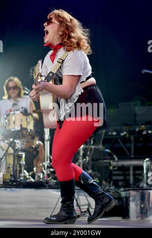 Salisbury, Wiltshire, Großbritannien. 30. August 2024. CMAT am Ende des Road Festivals, frisch von Kontroversen bei den BRIT Awards. Quelle: Graham Tarrant/Alamy Live News Stockfoto