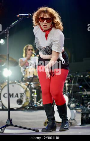 Salisbury, Wiltshire, Großbritannien. 30. August 2024. CMAT am Ende des Road Festivals, frisch von der Kontroverse bei den BRIT Awards Credit: Graham Tarrant/Alamy Live News Stockfoto