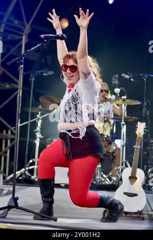 Salisbury, Wiltshire, Großbritannien. 30. August 2024. CMAT am Ende des Road Festivals, frisch von der Kontroverse bei den BRIT Awards Credit: Graham Tarrant/Alamy Live News Stockfoto