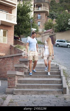 Glückliches Paar in Liebe zu Fuß in die Stadt Tbilisi, Georgia. Junge Erwachsene Touristen unterwegs Stockfoto