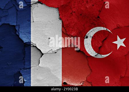 Fahnen von Frankreich und der Türkei auf gerissene Wand gemalt Stockfoto