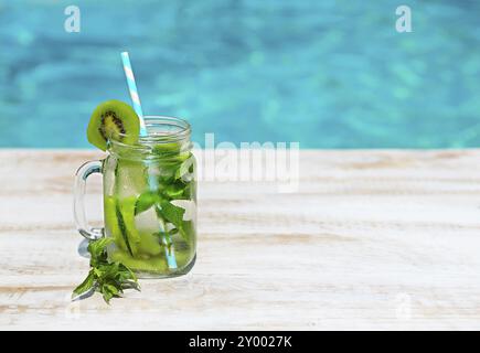 Hausgemachte Limonade auf Holz- Hintergrund. Nahaufnahme Stockfoto