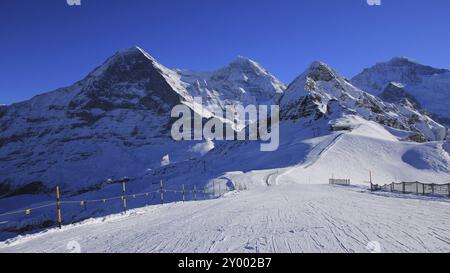 Winterszene in Grindelwald. Skipiste und schneebedeckte Berge Eiger, Mönch, Lauberhorn und Jungfrau Stockfoto