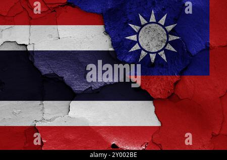 Flaggen von Thailand und Taiwan auf rissige Wand gemalt Stockfoto