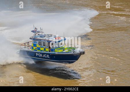 Ein Boot der Londoner Polizei, das in Fast Response die Themse entlangfährt. Stockfoto