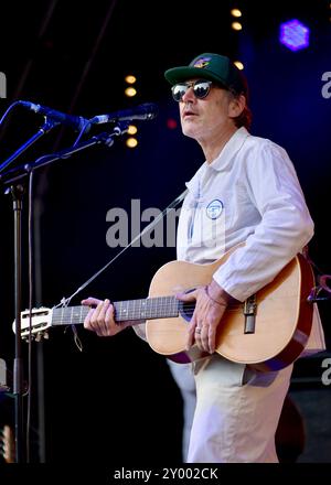 Salisbury, Wiltshire, Großbritannien. 30. August 2024. Gruff Rhys, Sänger von Super Furry Animals, am Freitag, den 30. August, beim End of the Road Festival in Dorset Credit: Graham Tarrant/Alamy Live News Stockfoto