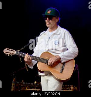 Salisbury, Wiltshire, Großbritannien. 30. August 2024. Gruff Rhys, Sänger von Super Furry Animals, am Freitag, den 30. August, beim End of the Road Festival in Dorset Credit: Graham Tarrant/Alamy Live News Stockfoto