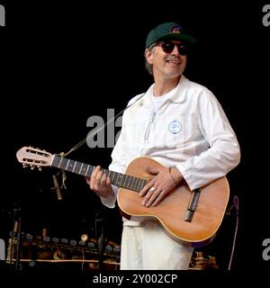 Salisbury, Wiltshire, Großbritannien. 30. August 2024. Gruff Rhys, Sänger von Super Furry Animals, am Freitag, den 30. August, beim End of the Road Festival in Dorset Credit: Graham Tarrant/Alamy Live News Stockfoto