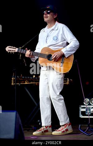 Salisbury, Wiltshire, Großbritannien. 30. August 2024. Gruff Rhys, Sänger von Super Furry Animals, am Freitag, den 30. August, beim End of the Road Festival in Dorset Credit: Graham Tarrant/Alamy Live News Stockfoto