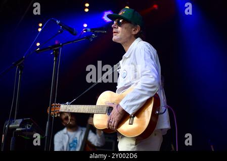 Salisbury, Wiltshire, Großbritannien. 30. August 2024. Gruff Rhys, Sänger von Super Furry Animals, am Freitag, den 30. August, beim End of the Road Festival in Dorset Credit: Graham Tarrant/Alamy Live News Stockfoto