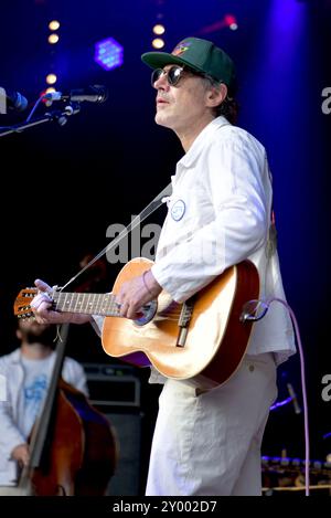 Salisbury, Wiltshire, Großbritannien. 30. August 2024. Gruff Rhys, Sänger von Super Furry Animals, am Freitag, den 30. August, beim End of the Road Festival in Dorset Credit: Graham Tarrant/Alamy Live News Stockfoto