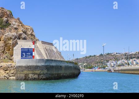 Eintrag Port in Albufeira Portugal über Meerwasser Stockfoto