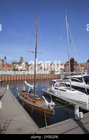 Skyline der Altstadt von Danzig in Polen, Europa, Blick von der Stadt Marina am Mottlau Stockfoto