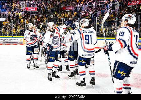 Krefeld, Deutschland. 31. August 2024. Jubel, Freude bei den Iserlohn Roosters nach dem Auswärtssieg gegen die Krefeld Pinguine, GER, Krefeld Pinguine vs. Iserlohn Roosters, Eishockey, TIMOCOM NRW-Cup, Halbfinale, Spielzeit 2023/2024, 31.08.2024, Foto: Jonas Brockmann/Eibner-Pressefoto Credit: dpa/Alamy Live News Stockfoto