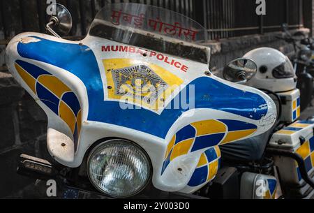 Das Motorrad der Royal Enfield Polizei parkte in den Straßen Mumbais. Polizei Motorrad Motorrad Nahaufnahme. Straßenfoto, Niemand-Mar 24,2024 Stockfoto