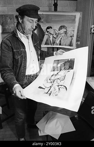 Richard Hamilton Popkünstler in seinem Atelier mit Drucken, die Mick Jagger und Hamiltons Kunsthändler Robert Fraser zeigen, die wegen Drogenbesitzes verhaftet werden. Gemälde namens „Swingeing London 1968-69“, ein Siebdruck auf Leinwand, Acryl und Collage. London, England 1968. HOMER SYKES AUS DEN 1960ER JAHREN Stockfoto