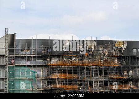 Das Feuer beschädigte das Spectrum Building an der Freshwater Road in Dagenham, East London. Der Brand ereignete sich in den frühen Morgenstunden des 26. August 2024. Die Stockfoto