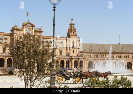 Sevilla, Spanien, 10. August 2011: Der Palacio Espanol auf der Plaza de Espana wurde von Anibal Gonzales für die iberoamerikanische Ausstellung i entworfen Stockfoto