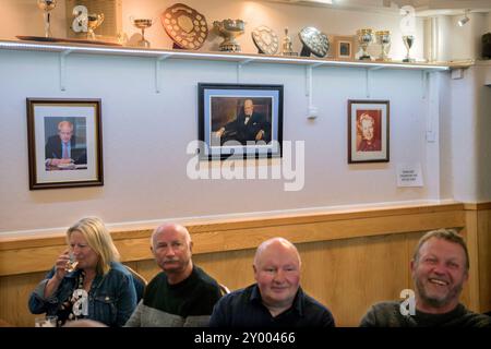 Konservative Arbeiterinnen. Der Konservative Club im Wahlkreis Kettering. Fotos von konservativen Premierministern, Boris Johnson, Winston Churchill, Margaret Thatcher, die an der Wand hängen. Rothwell, Northamptonshire, England, 5. Juni 2023 2020, Vereinigtes Königreich HOMER SYKES Stockfoto