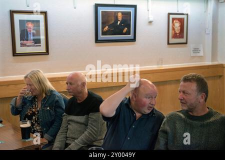 Konservative Arbeiterklasse. Der Konservative Club im Wahlkreis Kettering. An der Wand sind Fotos von den konservativen Premierministern Boris Johnson, Winston Churchill und Margaret Thatcher zu sehen. Rothwell, Northamptonshire, England, 5. Juni 2023 2020, Vereinigtes Königreich HOMER SYKES Stockfoto