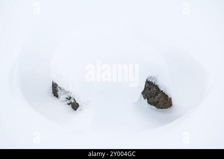 Schneebedeckter Felsen, Dundret Nature Reserve, Gaellivare, Norrbotten, Lappland, Schweden, November 2017, Europa Stockfoto