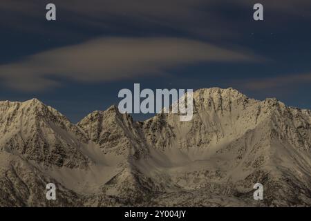 Berge im Mondschein, Oeksfjorden, Finnmark, Norwegen, März 2019, Europa Stockfoto