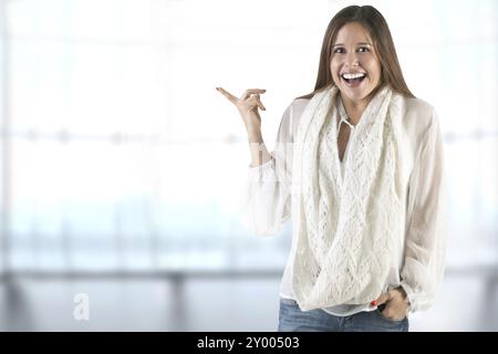 Junge Frau glücklich mit einem Ideia in einem blauen Hintergrund Stockfoto