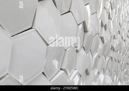 Moderne Architektur, Nahaufnahme des Kreuzfahrthafens Porto Leixoes mit weißen Azulejos im Hafen von Matosinhos, Region Norte, Viertel Porto, Por Stockfoto