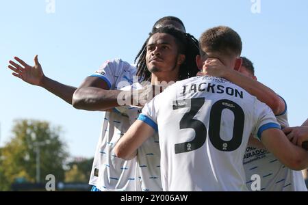 Barrows Neo Eccleston feiert sein Tor während des Spiels der Sky Bet League 2 zwischen Harrogate Town und Barrow in der Wetherby Road, Harrogate am Samstag, den 31. August 2024. (Foto: Michael Driver | MI News) Credit: MI News & Sport /Alamy Live News Stockfoto