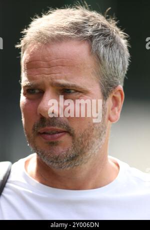 Barrow Manager Stephen Clemence während des Spiels der Sky Bet League 2 zwischen Harrogate Town und Barrow in der Wetherby Road, Harrogate am Samstag, den 31. August 2024. (Foto: Michael Driver | MI News) Credit: MI News & Sport /Alamy Live News Stockfoto