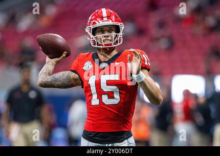 31. August 2024: Georgia Bulldogs Quarterback Carson Beck (15) wärmt sich vor dem Spiel gegen die Clemson Tigers beim Aflac Kickoff Game 2024 im Mercedes-Benz Stadium in Atlanta, GA, auf. (Scott Kinser/CSM) Stockfoto