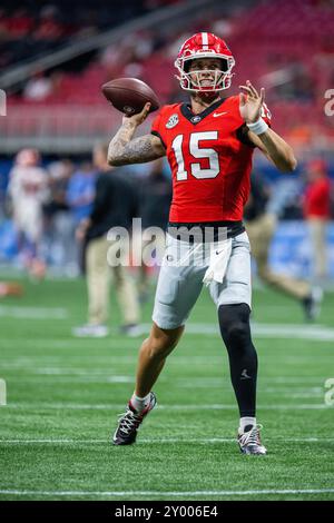 31. August 2024: Georgia Bulldogs Quarterback Carson Beck (15) wärmt sich vor dem Spiel gegen die Clemson Tigers beim Aflac Kickoff Game 2024 im Mercedes-Benz Stadium in Atlanta, GA, auf. (Scott Kinser/CSM) Stockfoto