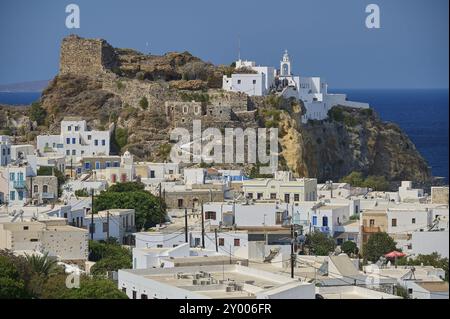 Weiß lackierte Häuser und eine alte Burg auf einem Hügel mit Blick auf das blaue Meer an einem klaren Tag, Morgenlicht, Panagia Spiliani, Schloss, Mandraki, Nisyros Stockfoto