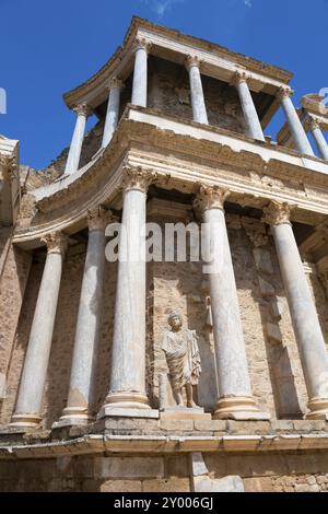 Nahaufnahme einer Statue vor alten Säulen und Steinmauern, ein Beispiel für römische Architektur unter blauem Himmel, Teatro Romano de Merida, römischer Th Stockfoto