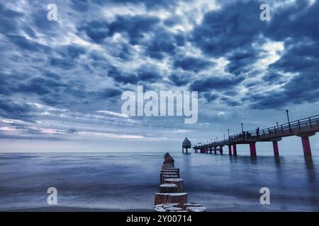 Der Pier in Zingst zur blauen Stunde mit einer langen Belichtung. Eine toristische Attraktion. Schöne und pure Entspannung Stockfoto