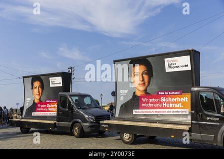 Wahlkampfveranstaltung der BSW-Allianz Sahra Wagenknecht auf dem Dresdner Schlossplatz. Große Wanderplakate mit dem Porträt von Sahra Wagenknec Stockfoto