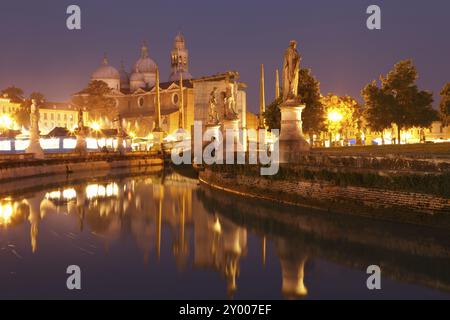 Prato della Valle in der Abenddämmerung, Padua, Veneto, Italien, Europa Stockfoto